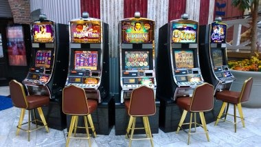 Jewels of Prosperity live-dealer tables on mobile phone screen
